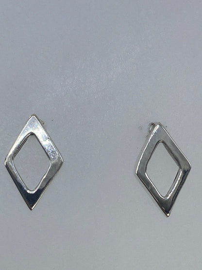 Aretes de plata 925 con cierre de poste y mariposa, vistos de frente
