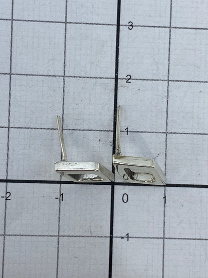 Aretes minimalistas de cartoneado sobre fondo blanco, ligeros y versátiles