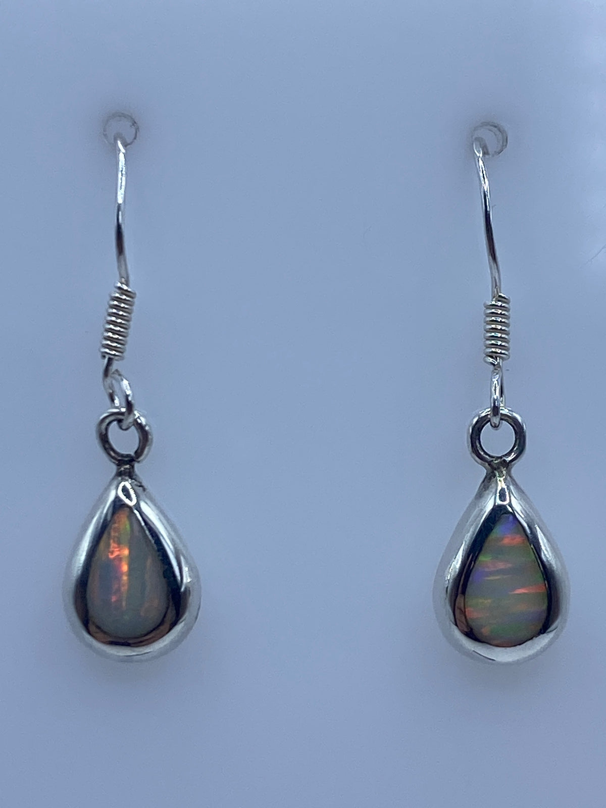 Par de aretes de plata con ópalo de fuego en gotas — colores naranja, rojo y verde