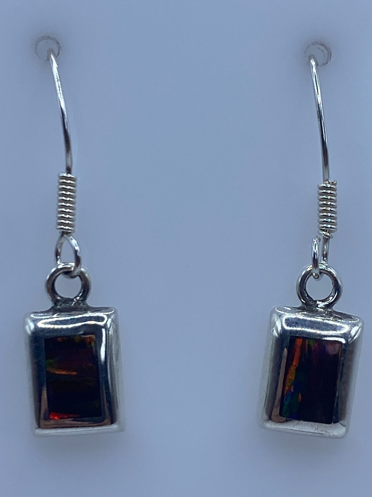 Aretes en escala de centímetros mostrando el largo de 2.9 cm