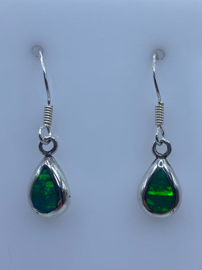 Aretes de plata con ópalo de fuego verde brillante, vistos de frente en par