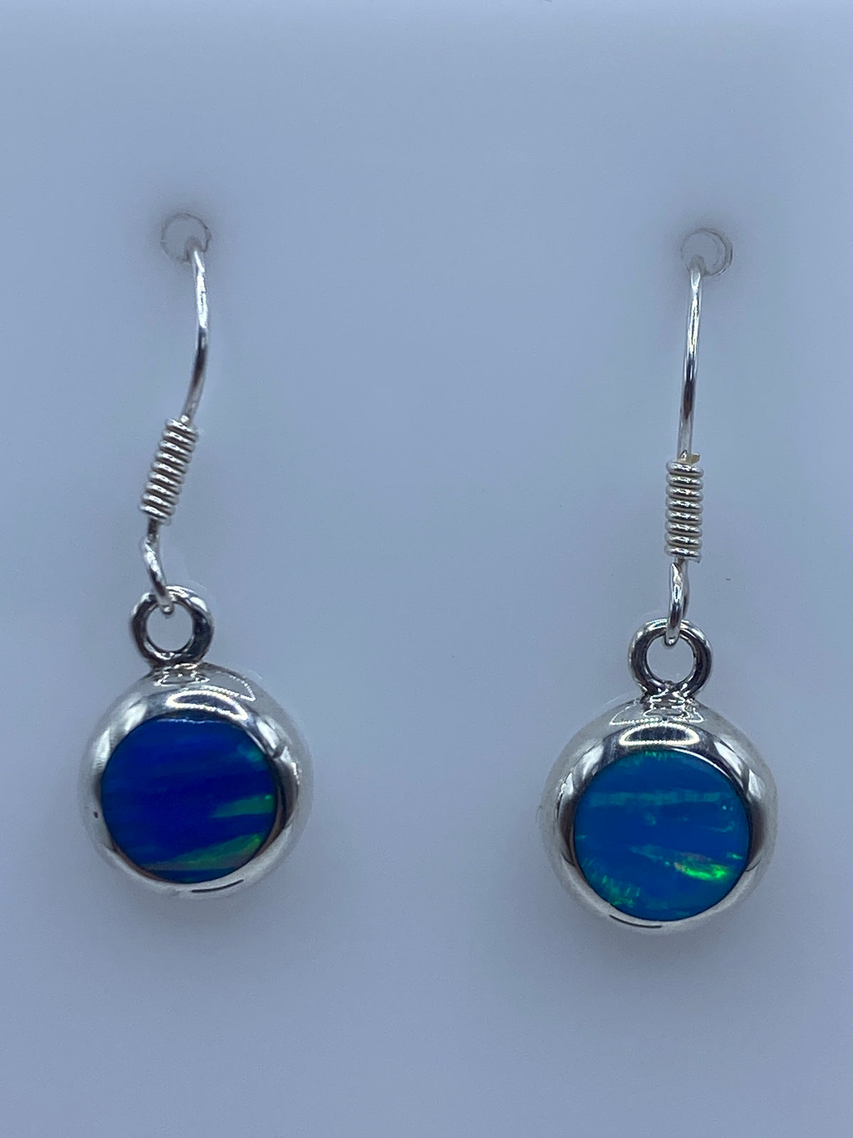 Par de aretes de plata 950 con Ópalo de Fuego azul engastado a mano, de 2.8 cm de largo