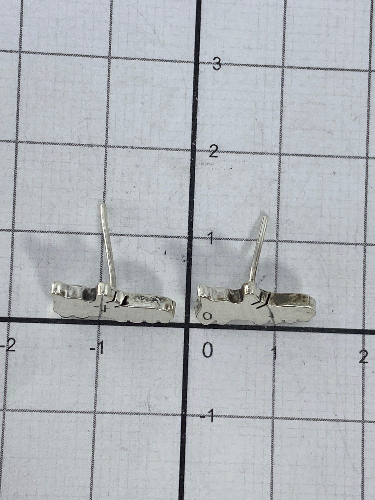 Par de aretes de plata ligeros, cierre de poste y mariposa