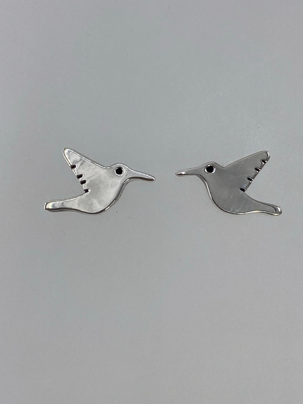 Par de aretes de plata 925 con diseño de colibrí en cartoneado de Taxco