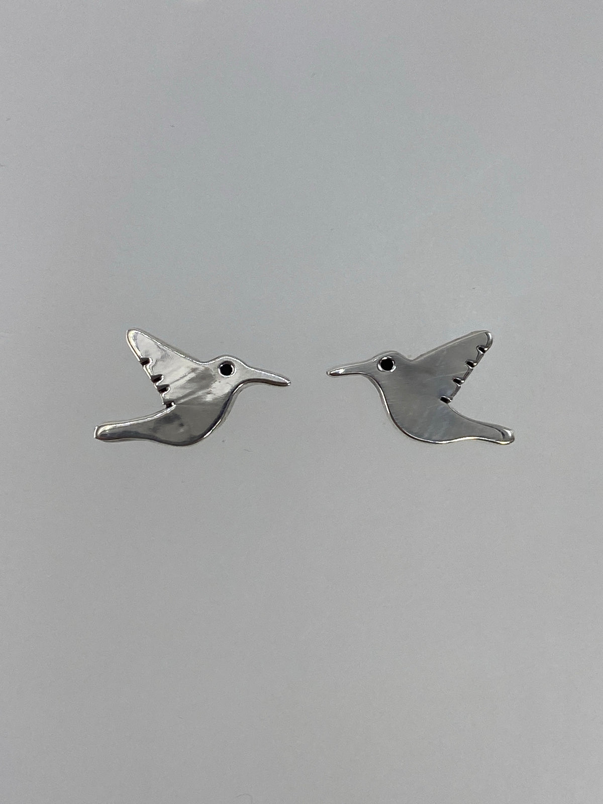 Detalle del arete de colibrí minimalista, vista frontal, largo 1.2 cm