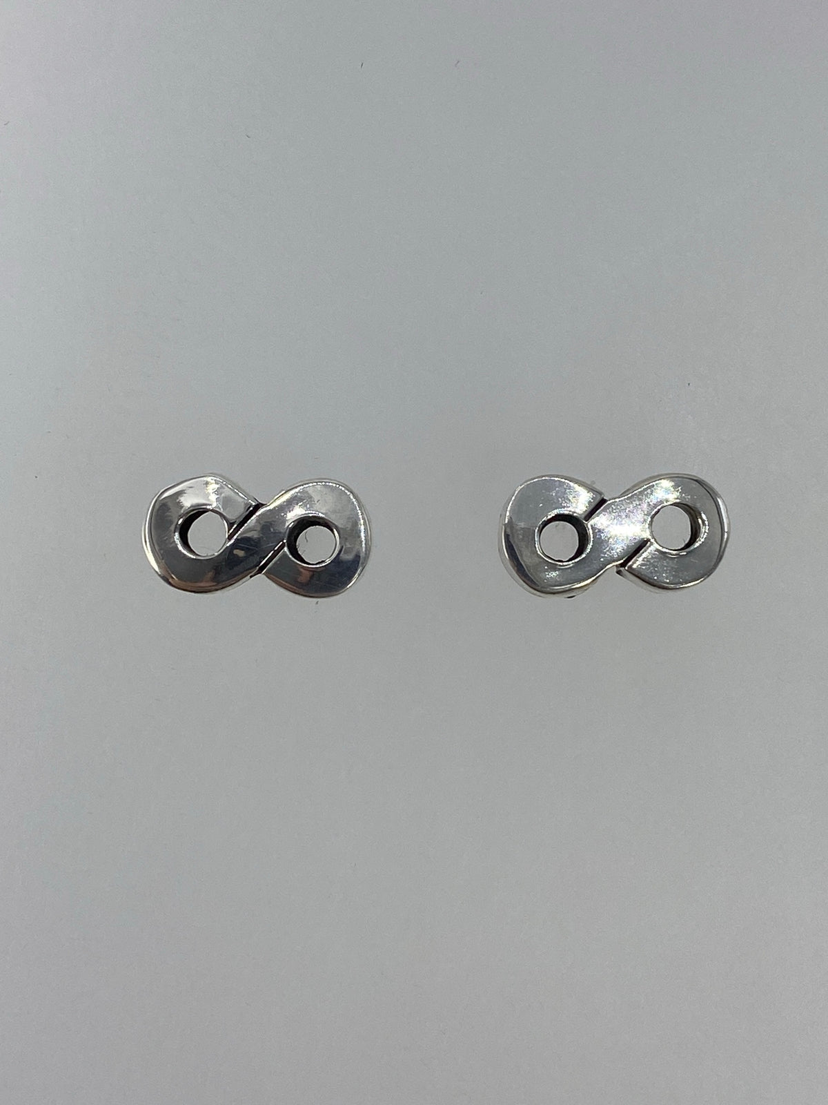 Detalle de un arete de plata 925 mostrando el cartoneado y acabado espejo