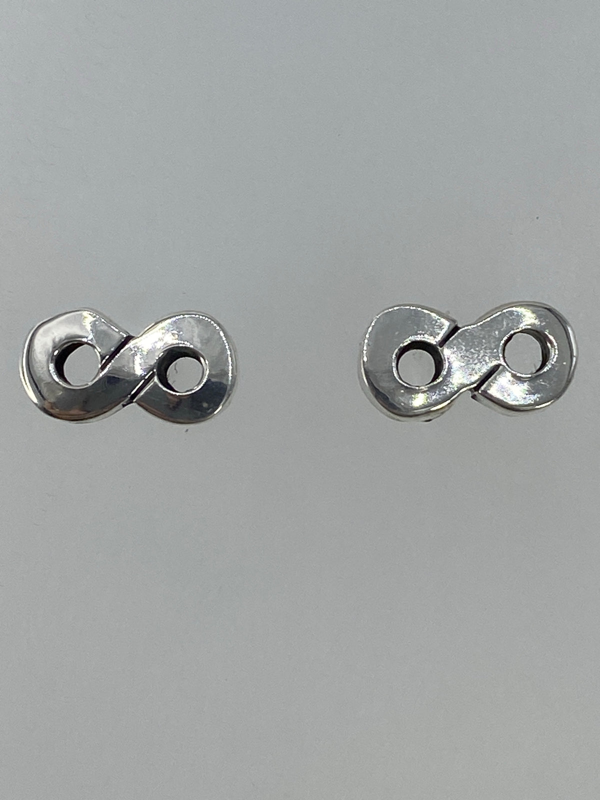 Los dos aretes de plata colocados juntos, vista de perfil