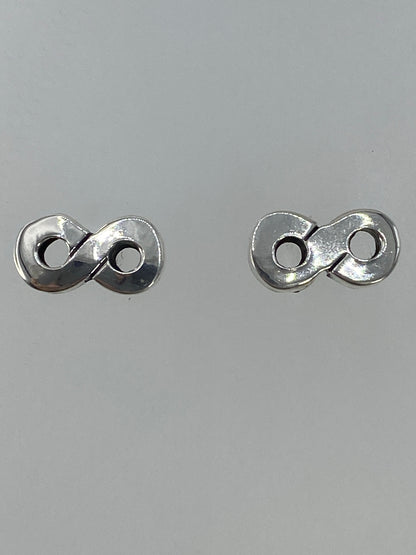 Los dos aretes de plata colocados juntos, vista de perfil