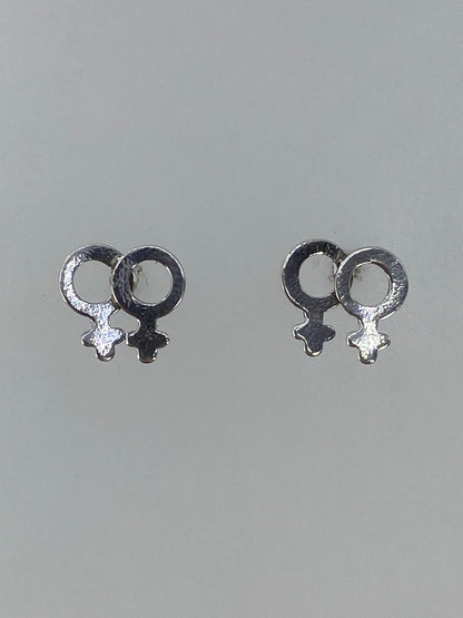Par de aretes de plata 925 con símbolo femenino en cartoneado, vista frontal