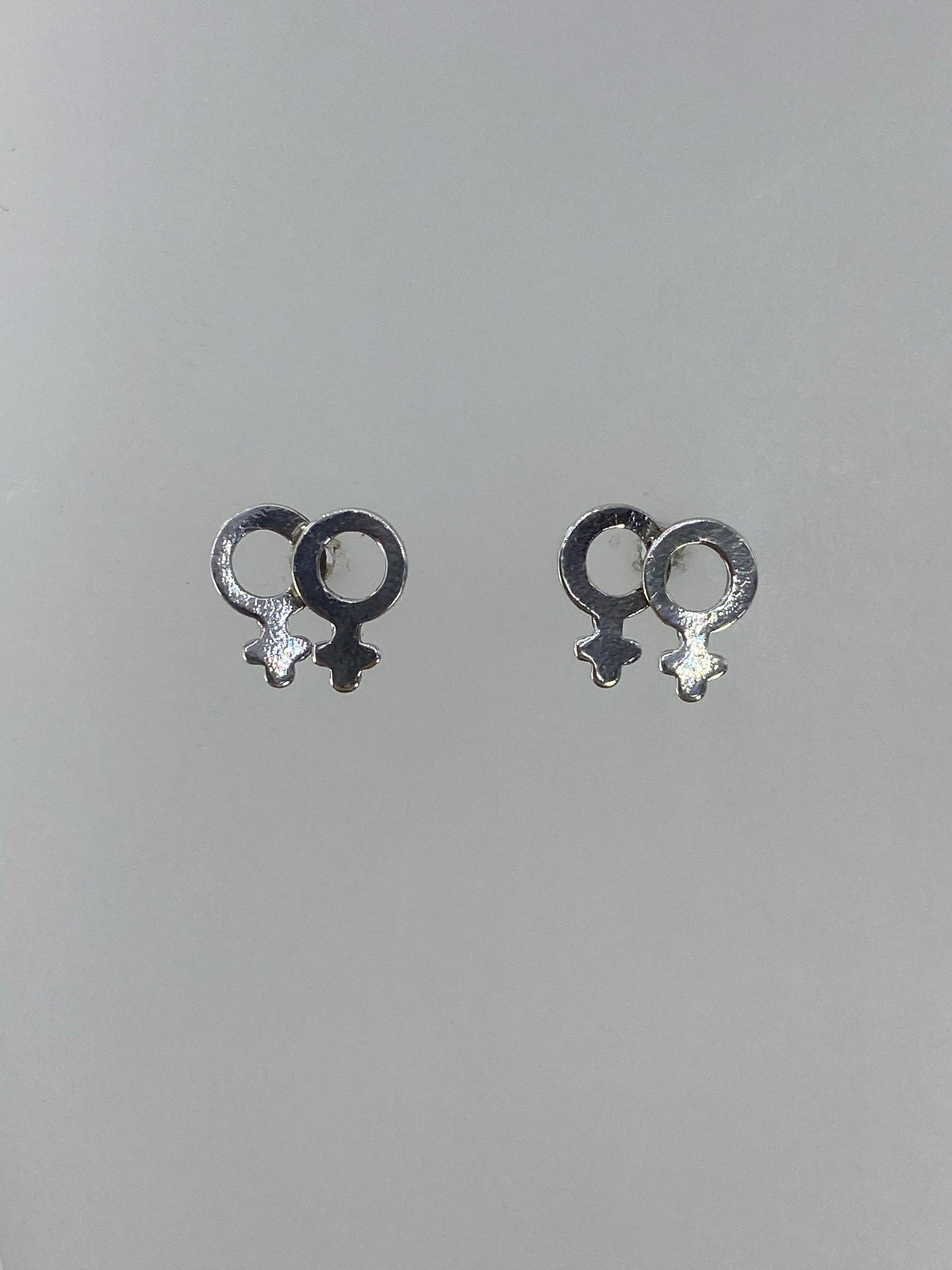 Detalle del cartoneado y acabado mate brillante de los aretes