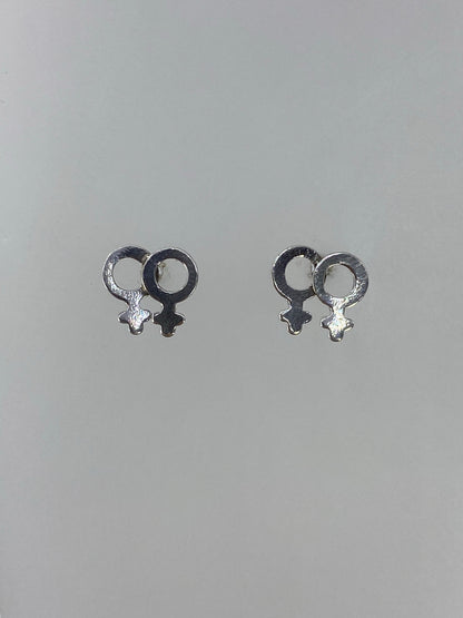 Detalle del cartoneado y acabado mate brillante de los aretes