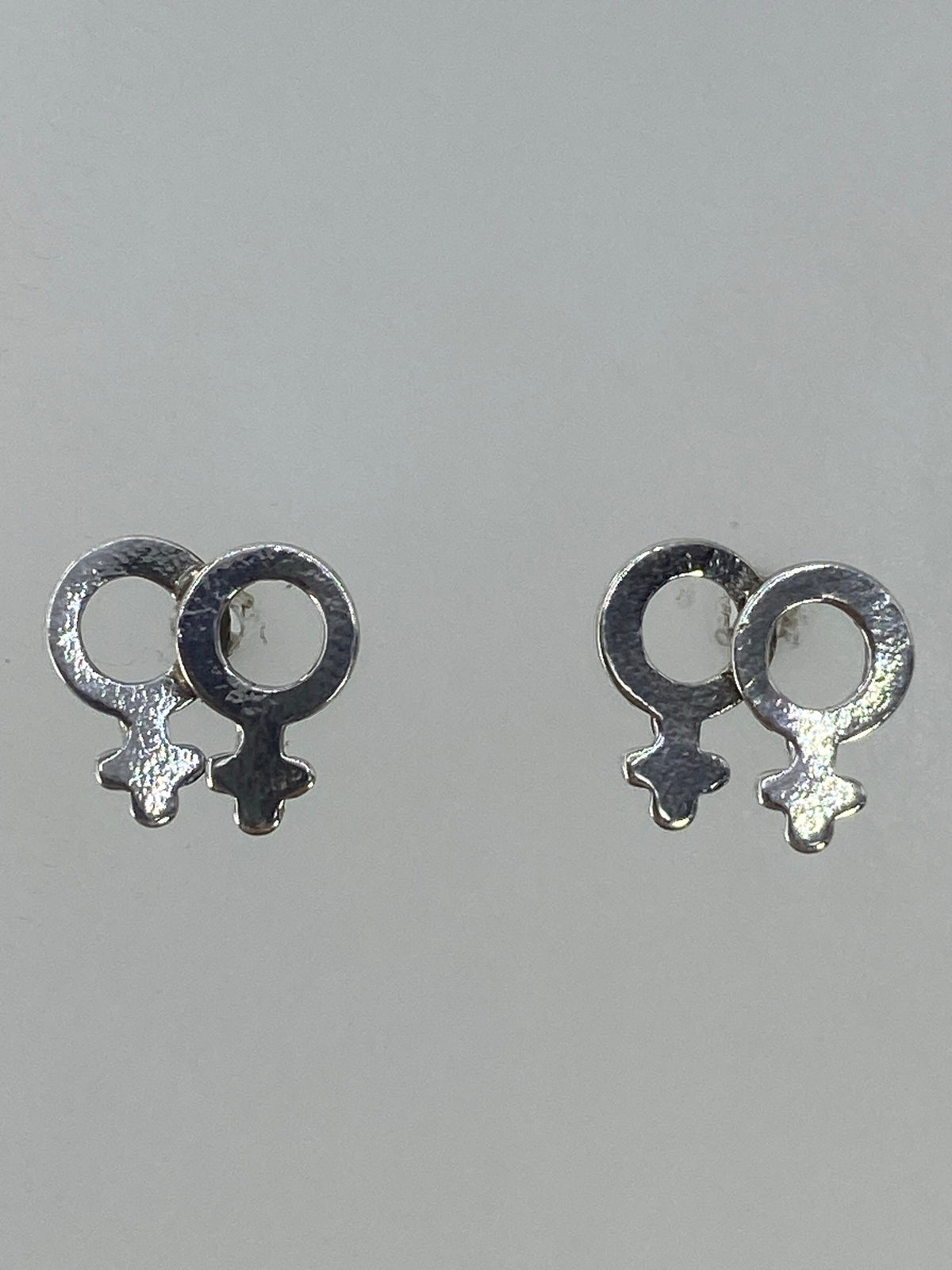 Aretes en la mano mostrando su tamaño ligero y delicado