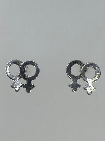 Aretes en la mano mostrando su tamaño ligero y delicado