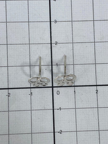 Aretes sobre fondo blanco con escala de medidas