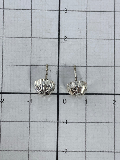Aretes sobre fondo blanco mostrando el tamaño real de 1 cm