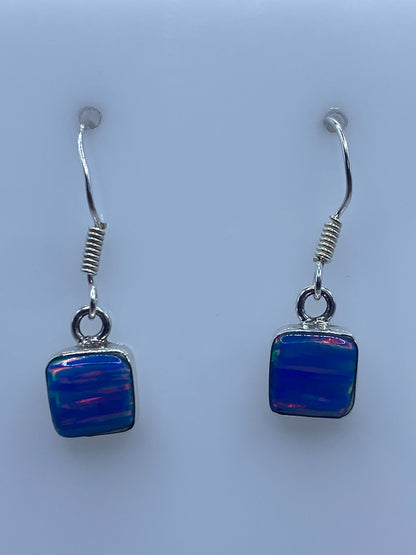 Detalle del ópalo de fuego azul engastado en plata 925