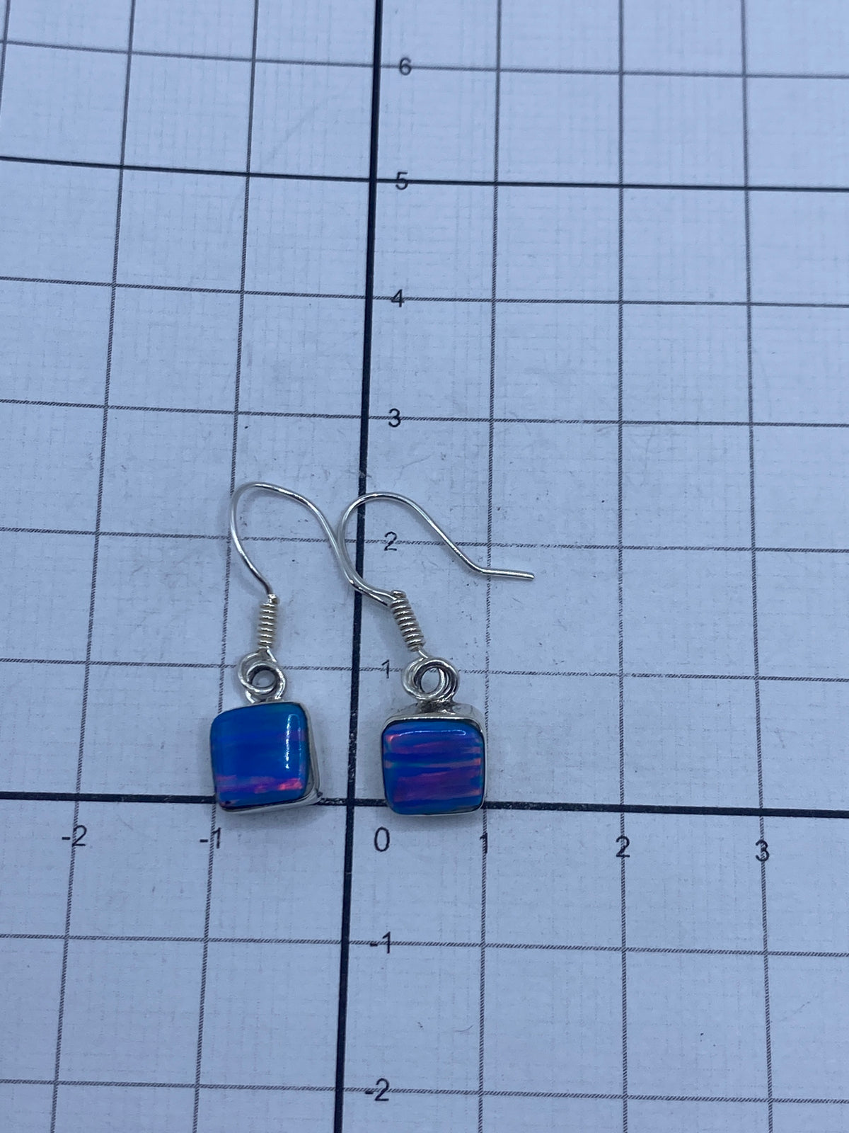 Aretes con Quinto 925 visibles en la plata del engaste