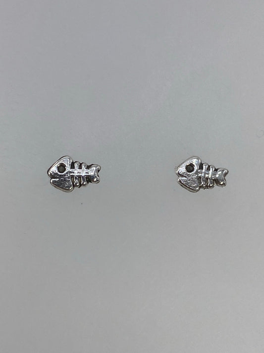 Par de aretes de plata cartoneado minimalistas de 1 cm, colocados sobre medidor de escala