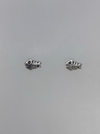 Vista frontal de aretes de plata cartoneado con cierre poste, diseño delicado de Taxco