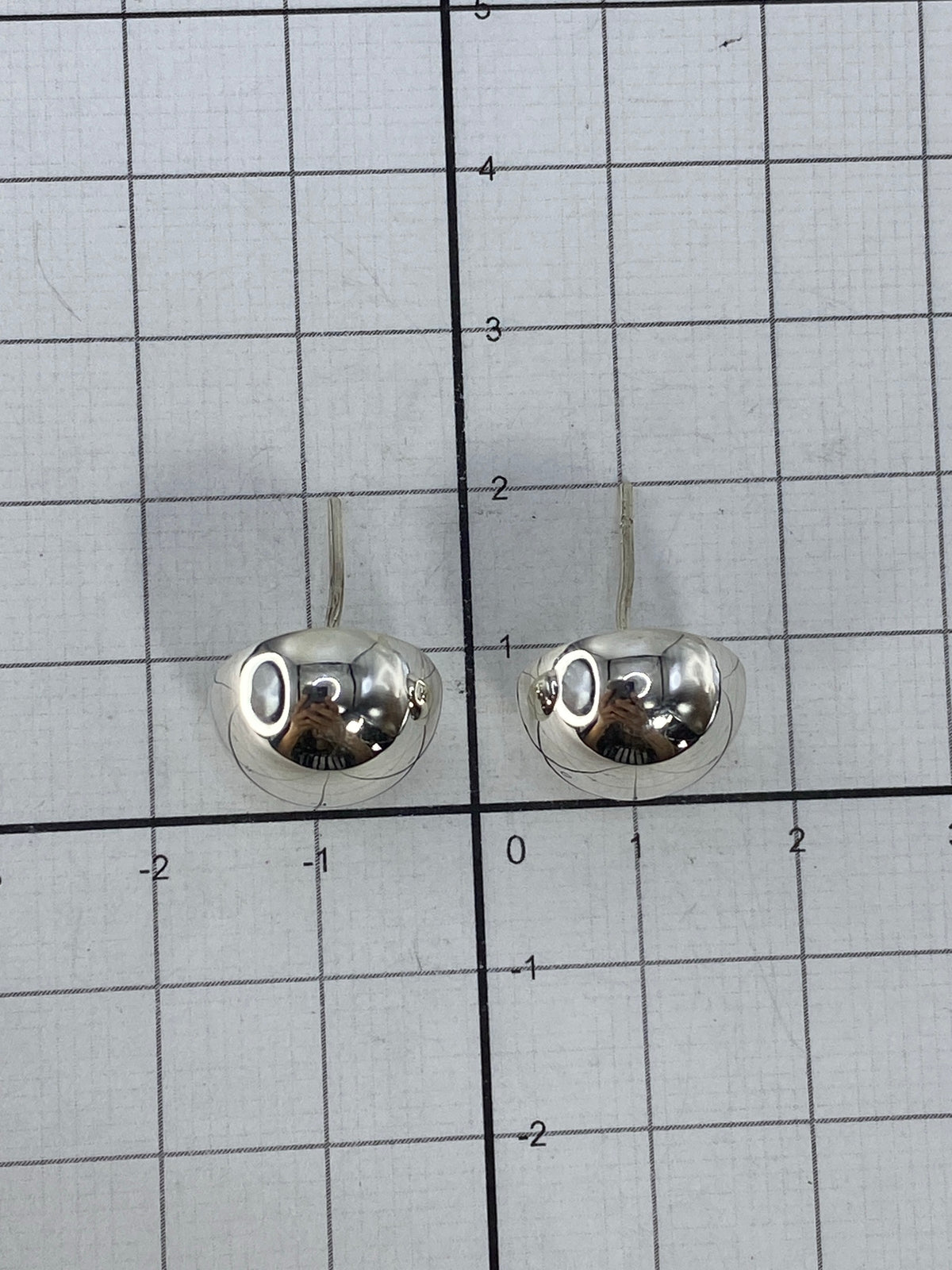 Aretes en escala de centímetros mostrando tamaño real de 2 cm