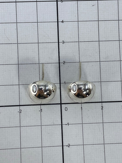 Aretes en escala de centímetros mostrando tamaño real de 2 cm