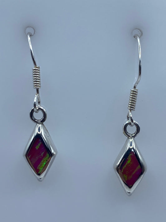 Aretes de plata con Opalo de Fuego rosa colgando en vista frontal