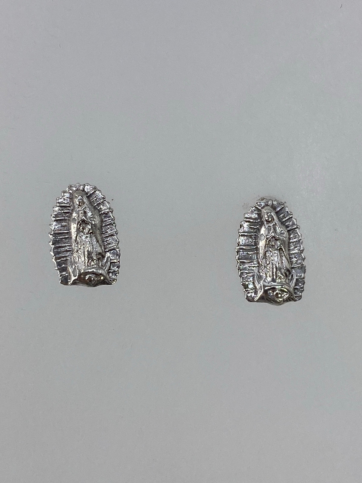 Par de aretes de plata cartoneado con imagen de la Virgen de Guadalupe