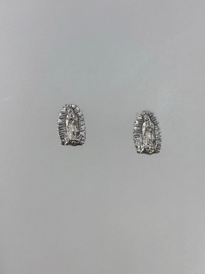 Detalle frontal de aretin de plata con Virgen rodeada de rayos