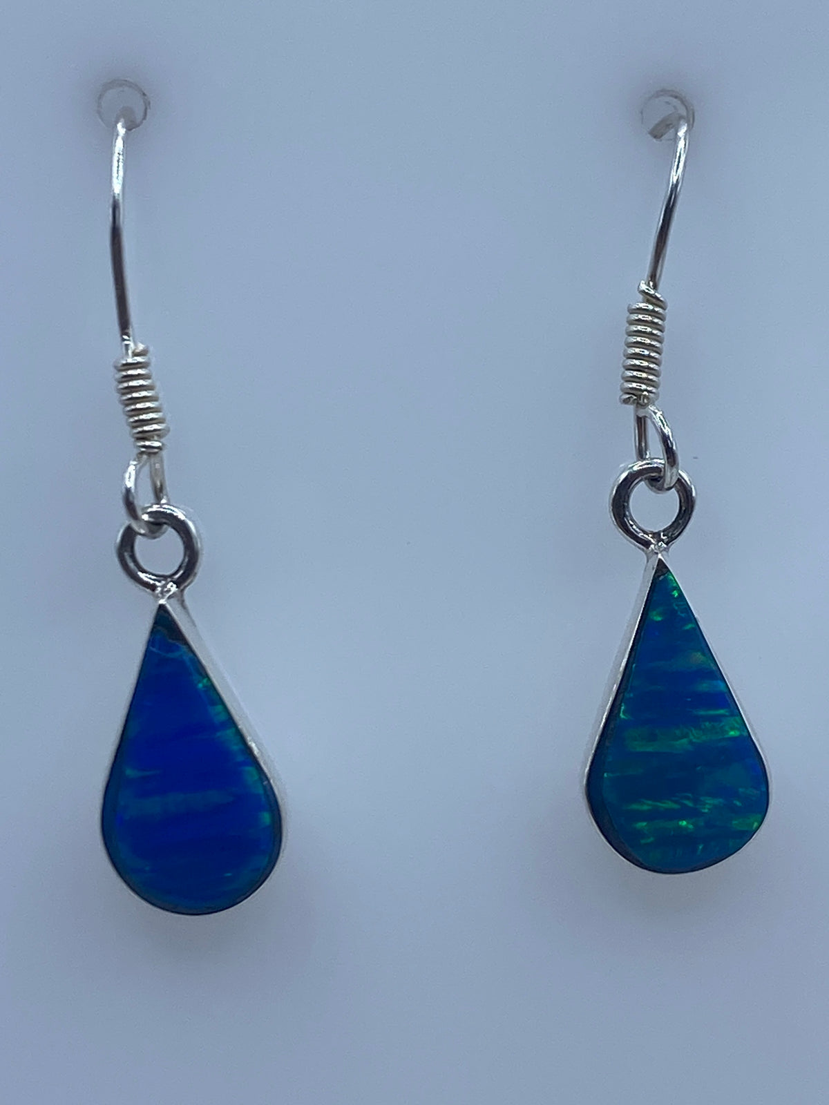Par de aretes de plata 950 con Ópalo de Fuego azul cielo engastados a mano