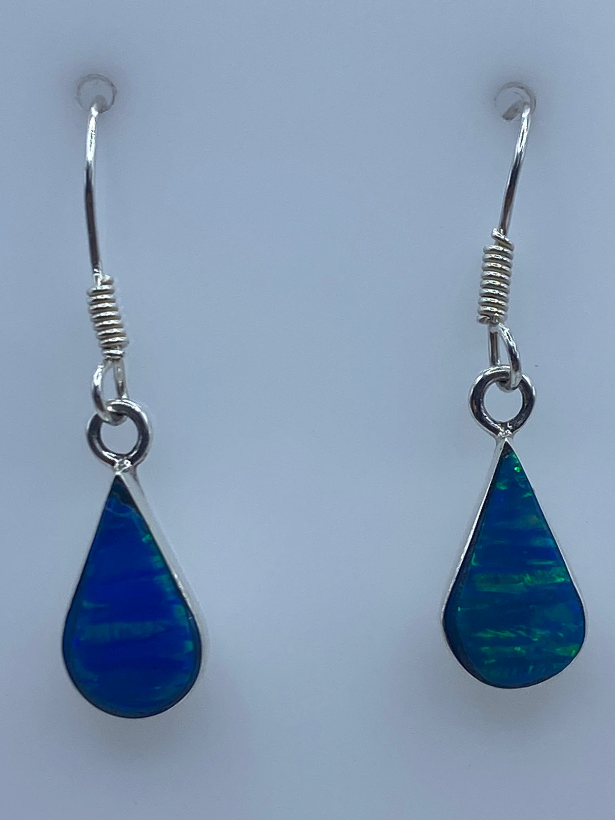 Aretes sobre rejilla de medida, largo 2.8 cm