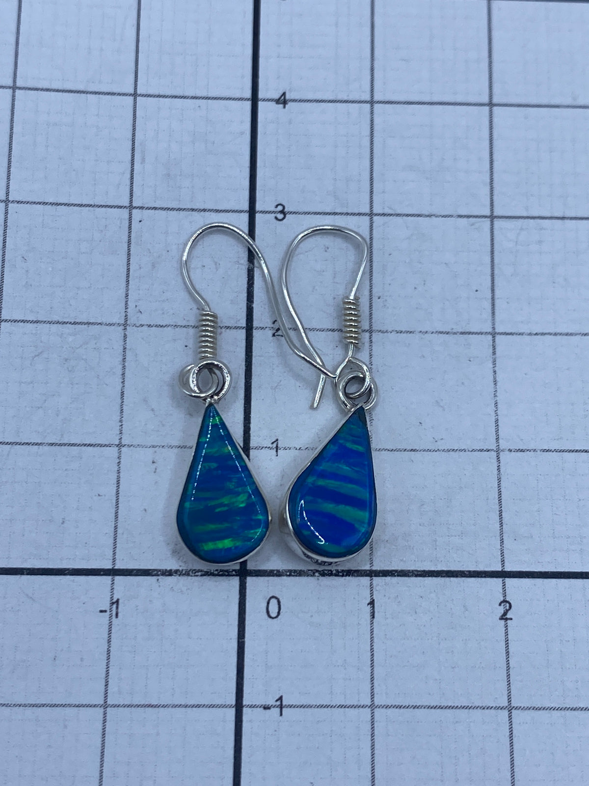 Aretes de plata Taxco con Ópalo de Fuego sobre fondo gris