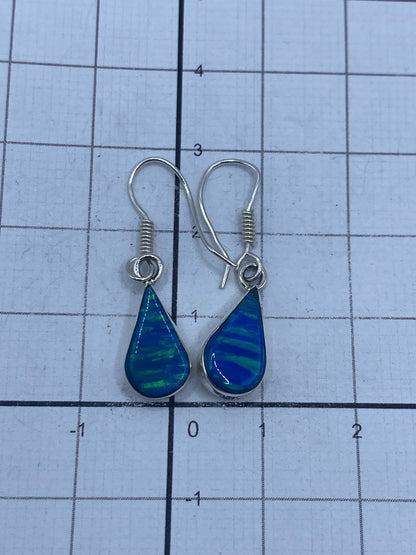 Aretes de plata Taxco con Ópalo de Fuego sobre fondo gris