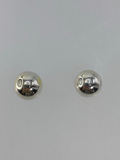 Aretes de plata 925 en cartoneado, esferas pulidas minimalistas, vistos desde el frente