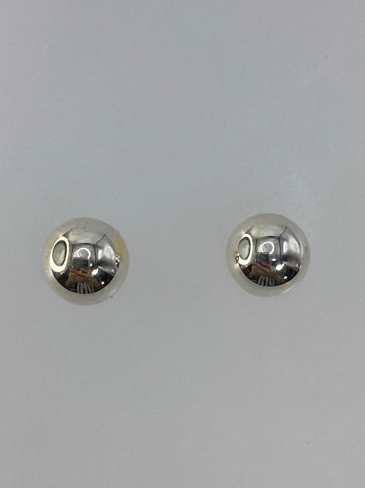 Aretes de plata 925 en cartoneado, esferas pulidas minimalistas, vistos desde el frente