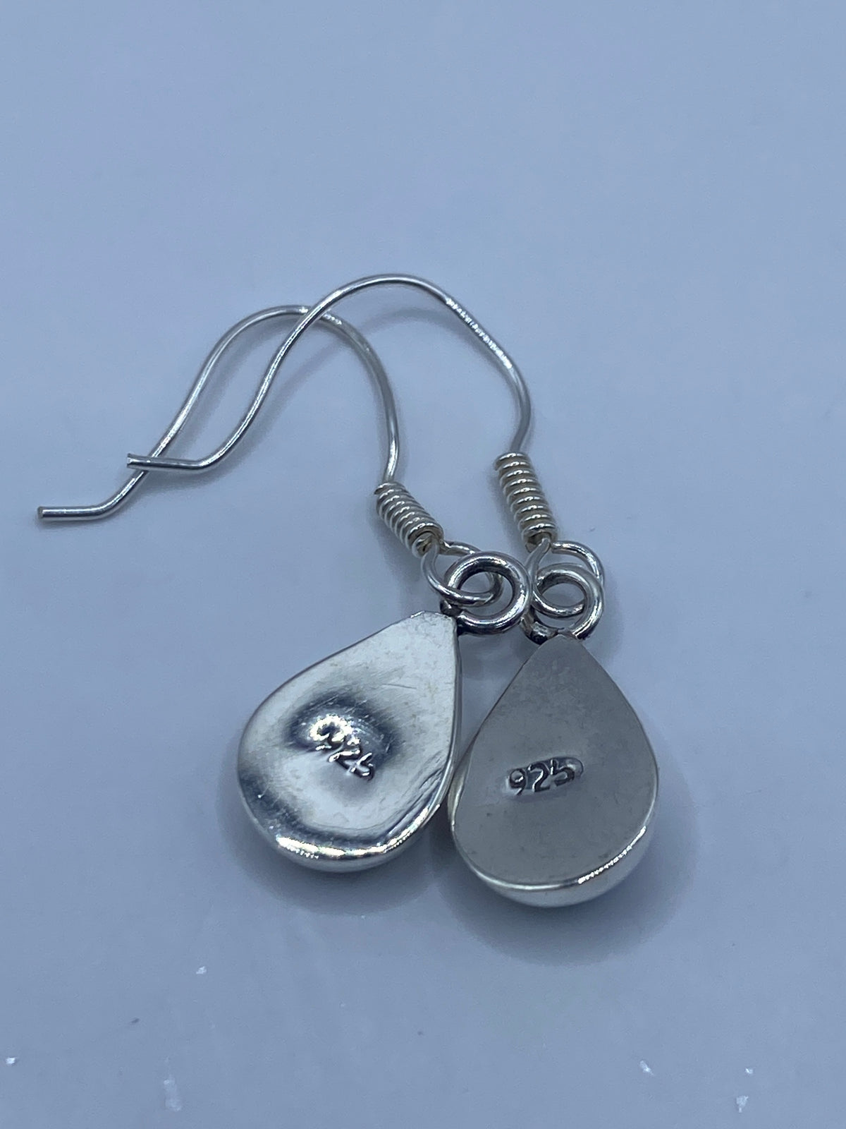 Aretes de plata con ópalo en escala de peso, par pesando 1.5 gramos