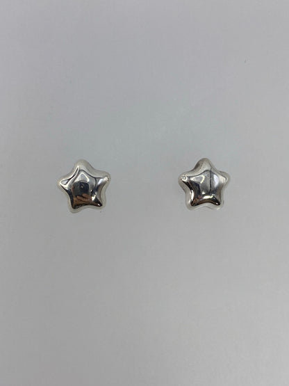 Aretes de plata cartoneado Taxco sobre escala mostrando 1.5 cm de largo