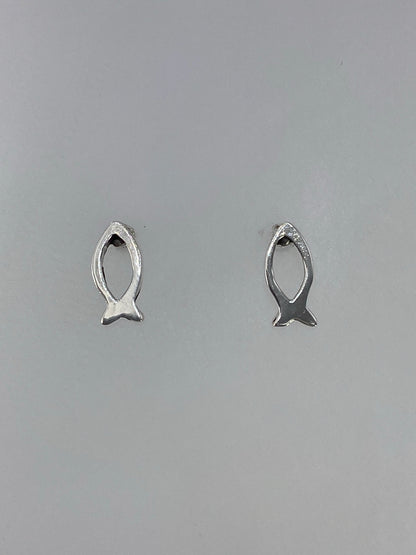 Vista frontal de los dos aretes diminutos, cada uno midiendo 1 cm de largo