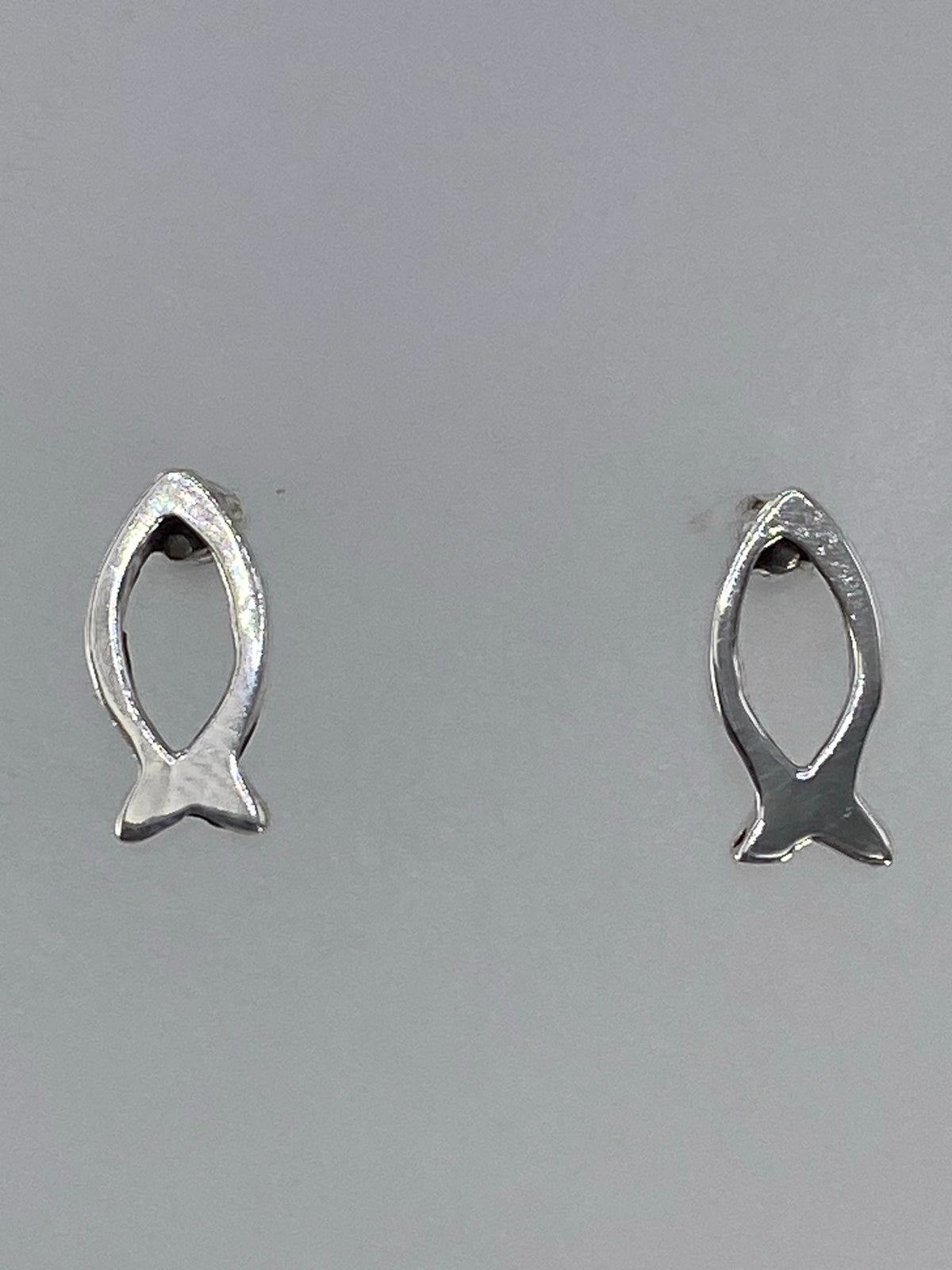 Detalle del volumen 3D y la presilla de plata en la parte superior del arete