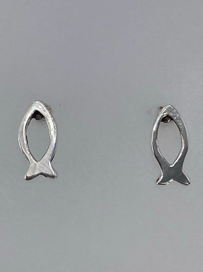 Detalle del volumen 3D y la presilla de plata en la parte superior del arete