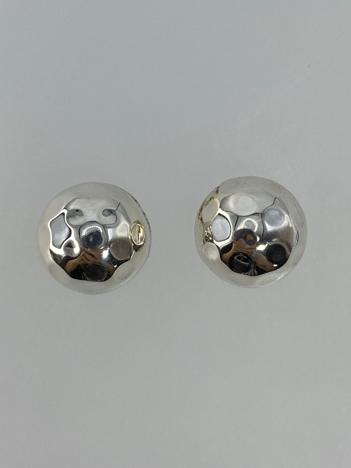 Par de aretes de plata cartoneado minimalista de Taxco, vistos de frente