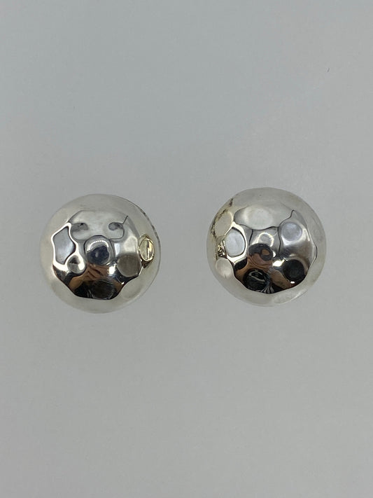 Par de aretes de plata cartoneado minimalista de Taxco, vistos de frente