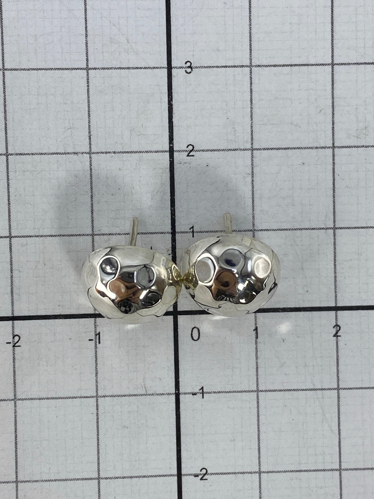 Aretes de plata pura cartoneada con acabado pulido brillante