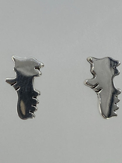 Aretes sobre regla métrica mostrando tamaño real de 1.2 cm