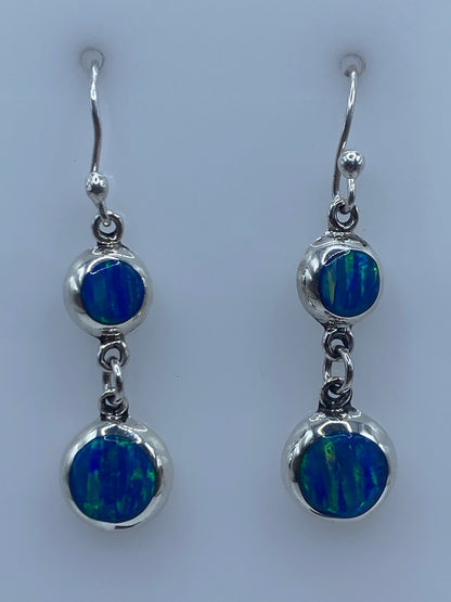 Detalle de la piedra ópalo de fuego azul engastada en plata 925