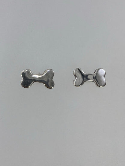 Par de aretes de plata 925 en forma de lazo, cartoneado, vista frontal minimalista