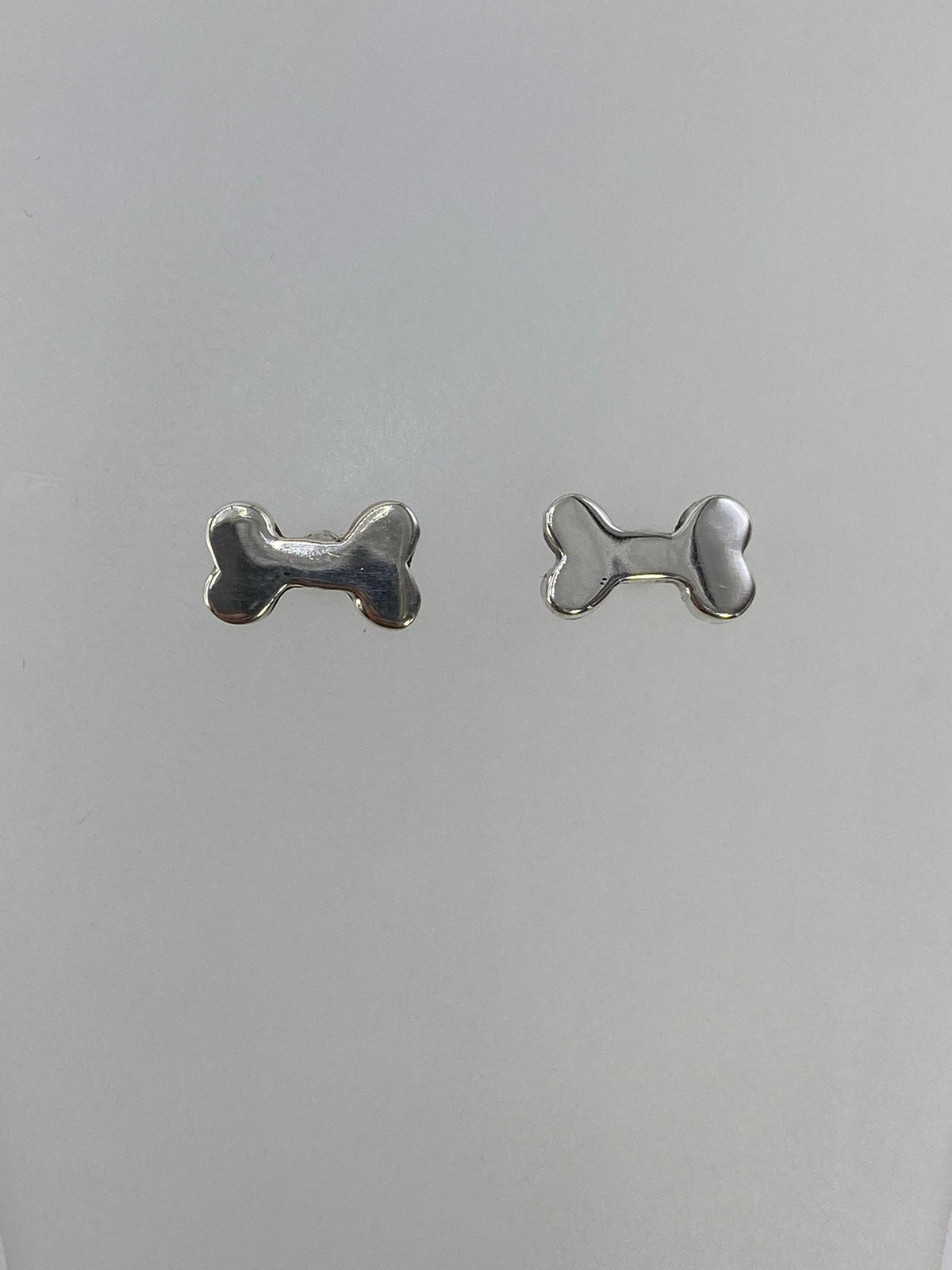 Aretes de cartoneado de plata 925 de Taxco mostrados desde ángulo lateral