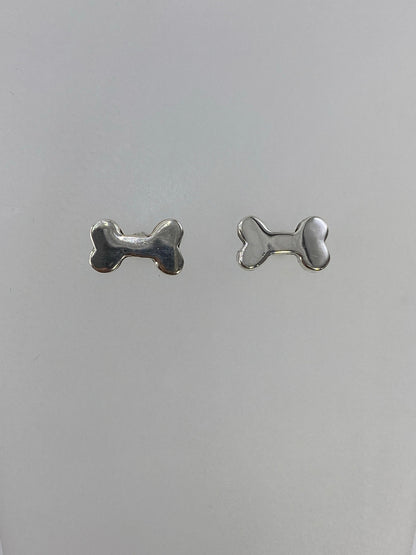 Aretes de cartoneado de plata 925 de Taxco mostrados desde ángulo lateral