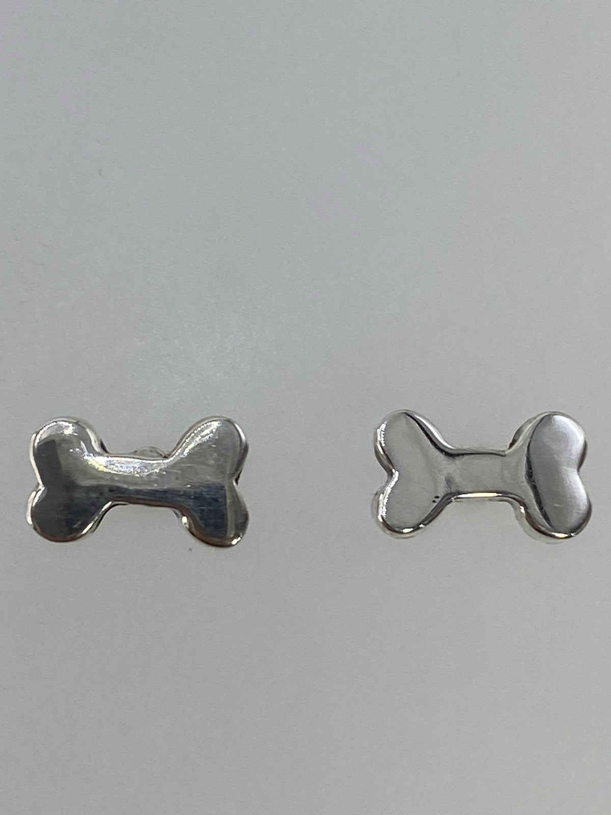 Detalle del volumen 3D del cartoneado en los aretes de plata