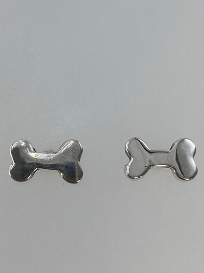 Detalle del volumen 3D del cartoneado en los aretes de plata