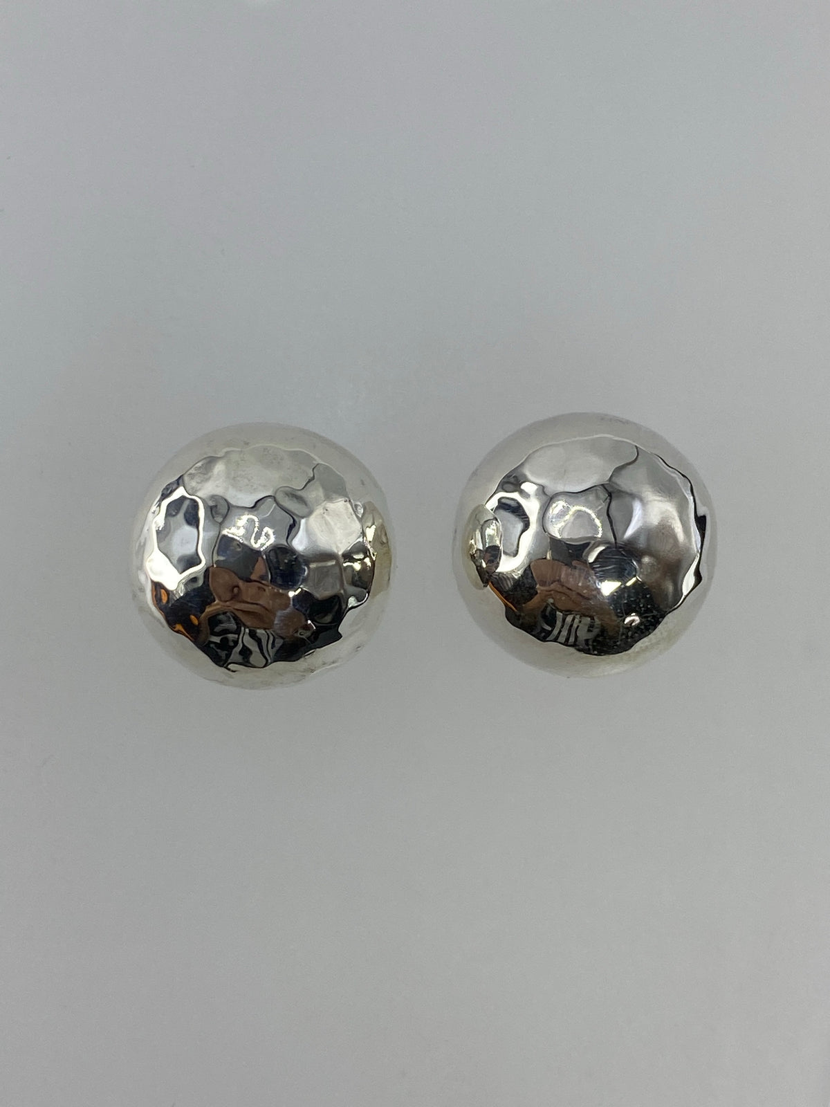 Aretes de plata Taxco con cierre de poste, vista frontal del diseño esférico
